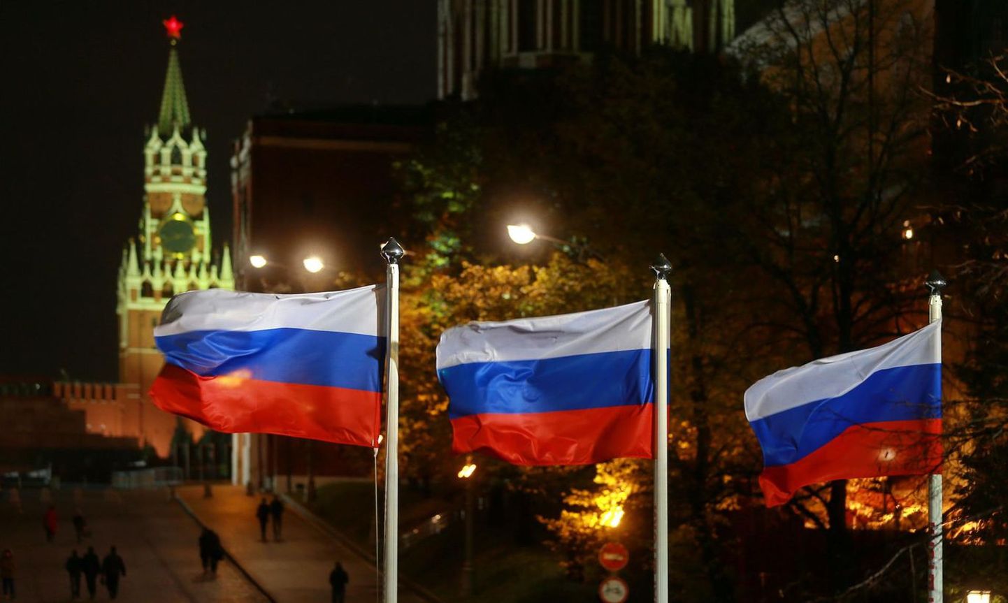 Российские флаги на фоне Кремля.