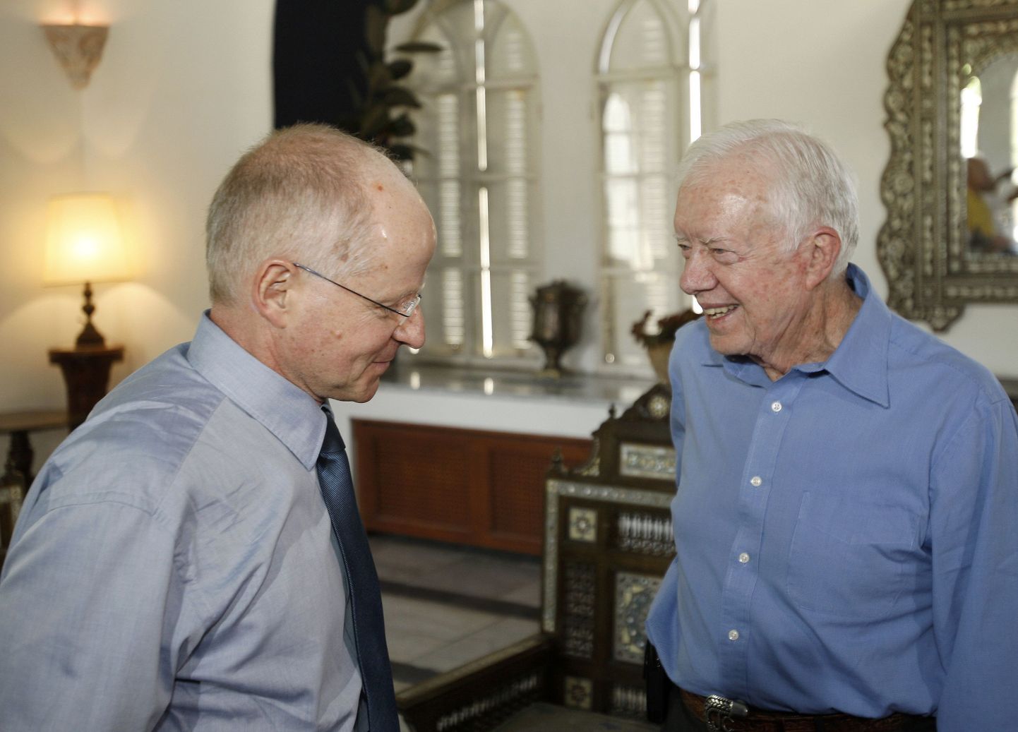 Endine Ühendriikide president Jimmy Carter (paremal) kohtus juudiriigi sõduri Gilad Shaliti isaga.