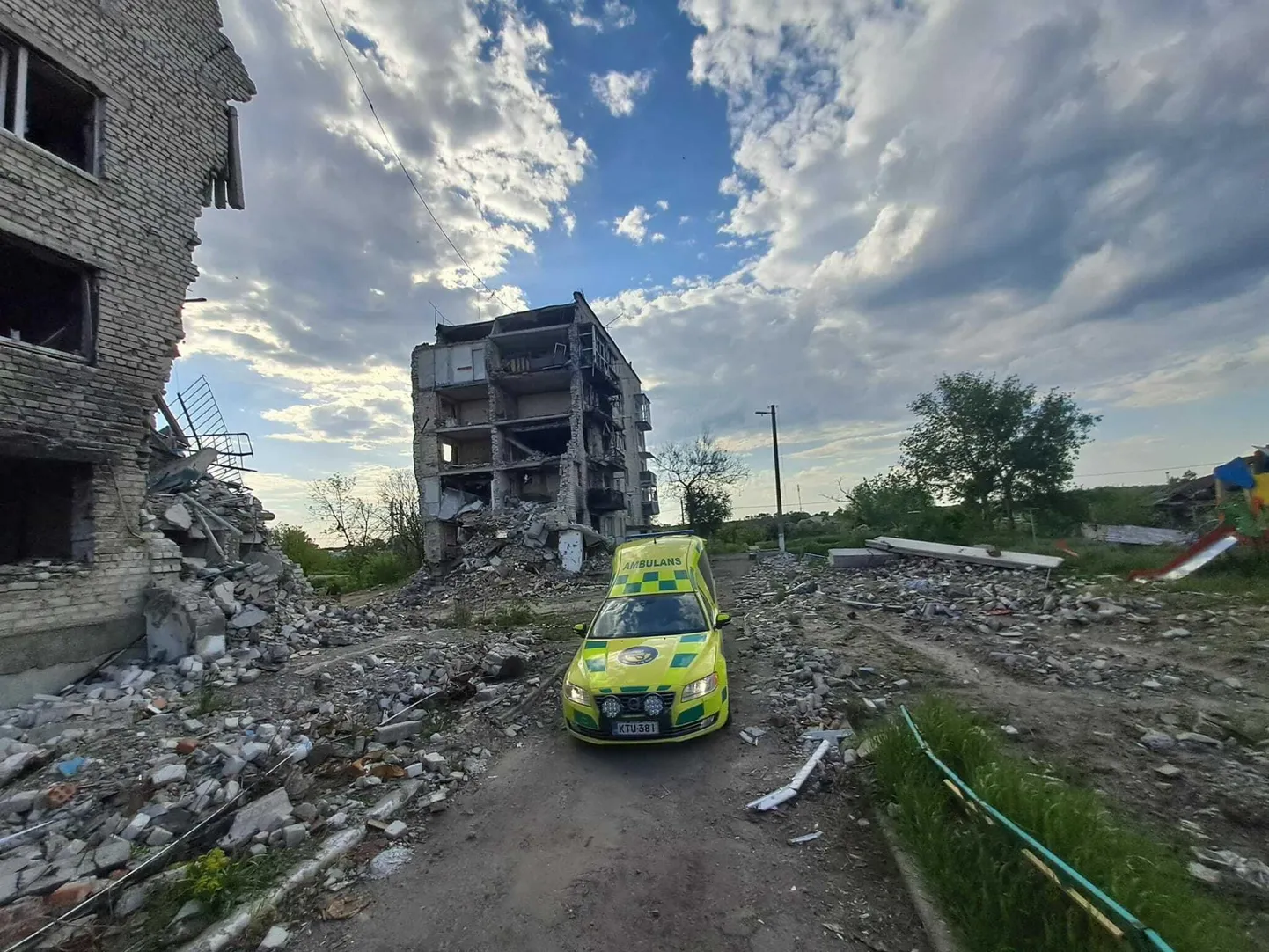 Eestlaste toodud kiirabiauto venelaste purustatud Izjumi linnas.