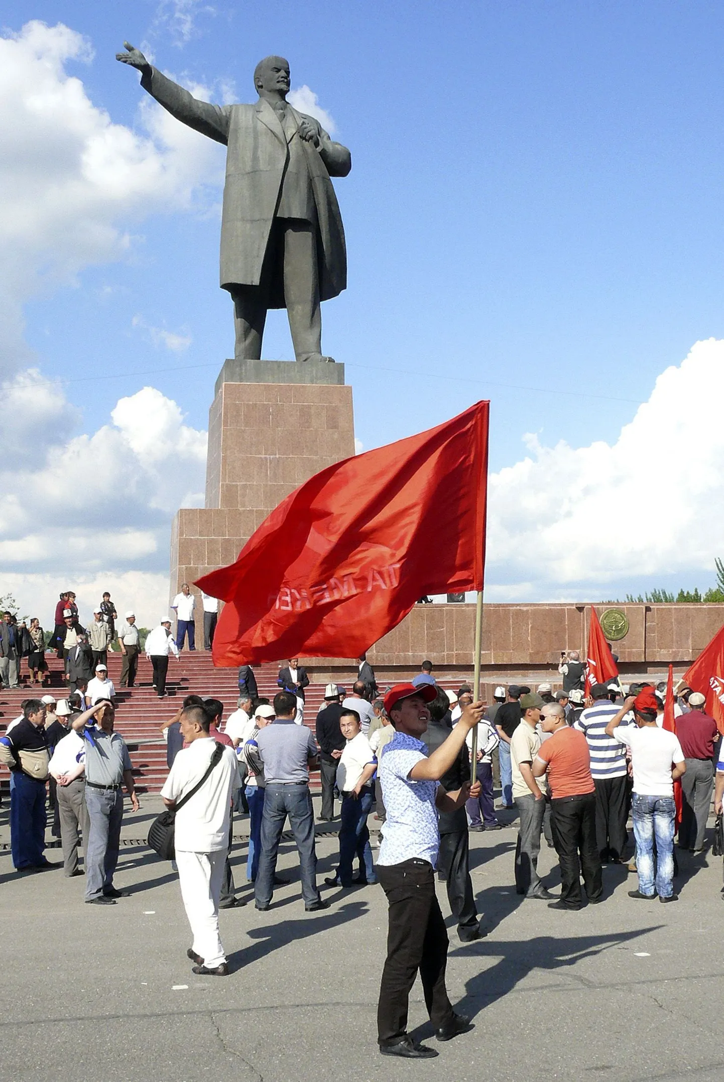 Ekspresident Kurmanbek Bakijevi poolehoidjad Ošis.