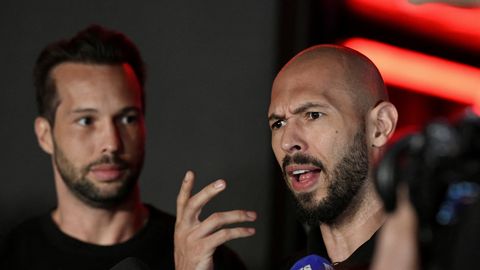VIDEO ⟩ Vennad Andrew ja Tristan Tate vahistati taas: vaata, mida üks vendadest turvamehele sokutas