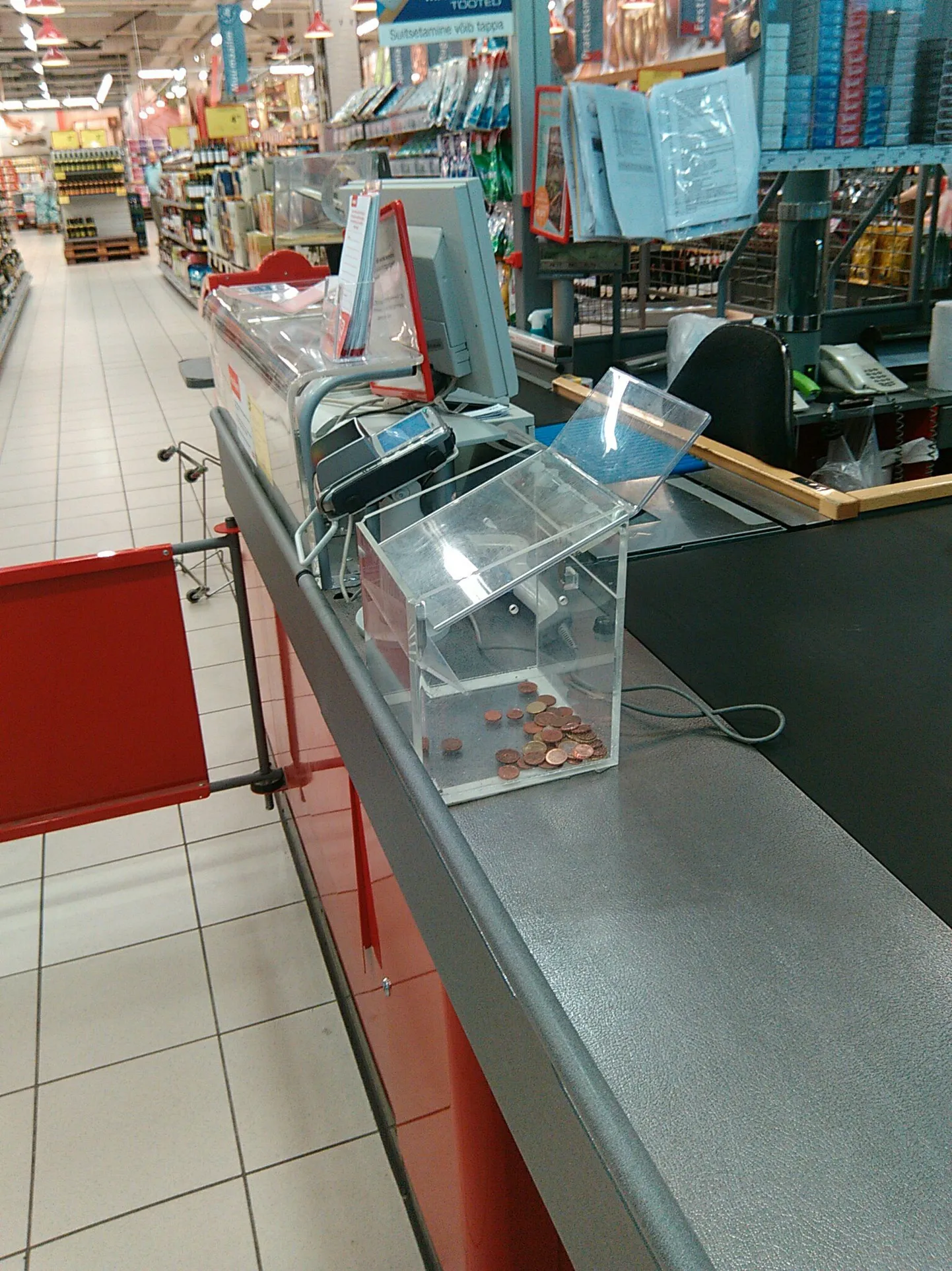 Rimi rahakogumise kastid, millel pole ühtegi selgitust.