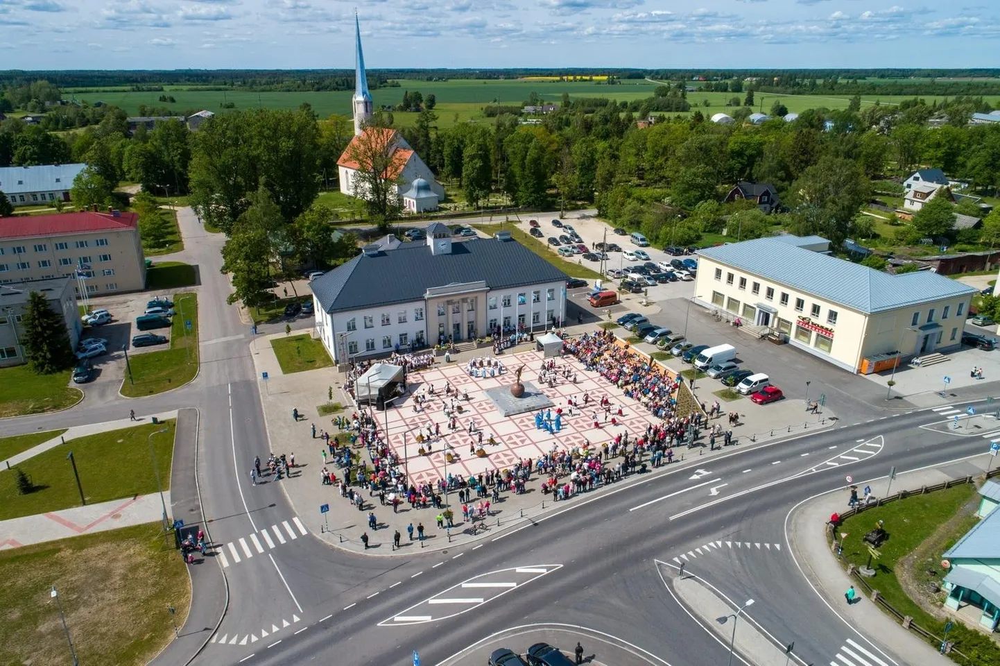Kaks aastakümmet tagasi alanud Georg Lurichi ausamba püstitamise ja Väike-Maarja keskosa ümberkujundamise lugu sai punkti 22. aprillil 2018, Georg Lurichi 142. sünniaastapäeval.