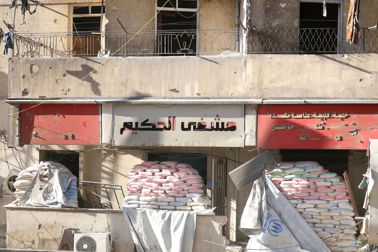 Liivakottidega kindlustatud Al-Hakeemi haigla Aleppos.