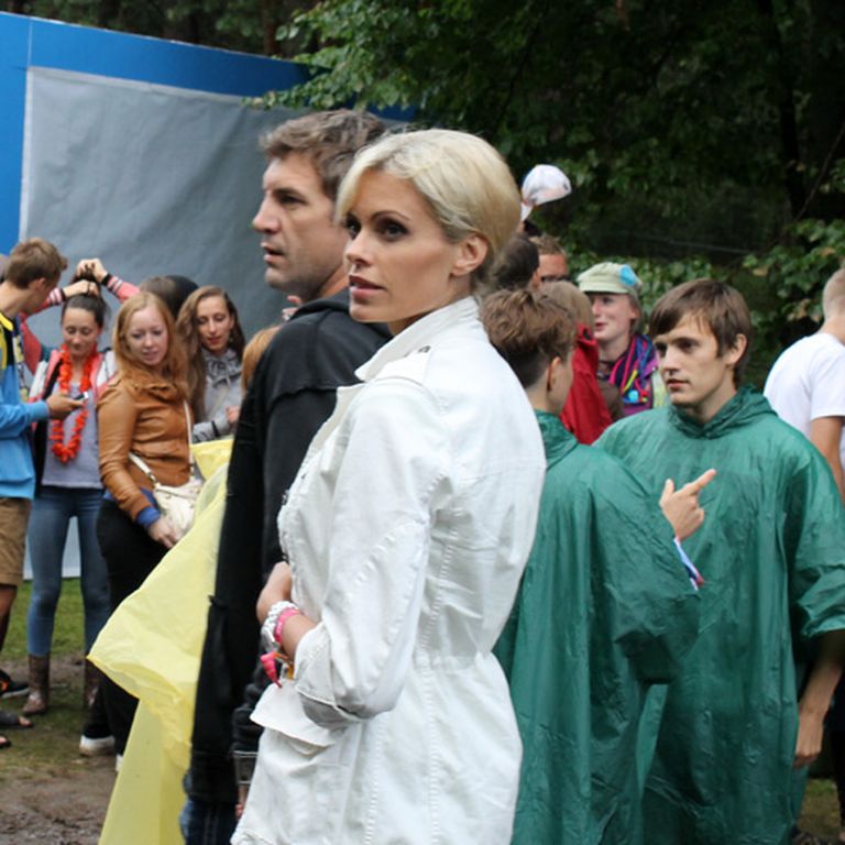 Populārais latviešu hokejists Sandis Ozoliņš un TV3 ziņu vadītāja Agnese Vārpiņa ar interesi vēroja "Positivus" bohēmu 