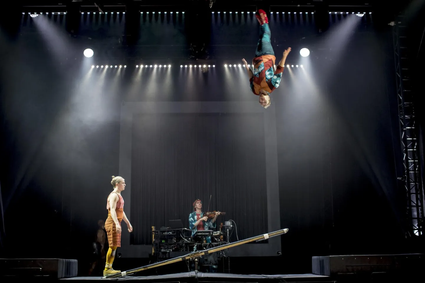Hetk Cirkus Cirköri lavastusest «Limits event/Extract».