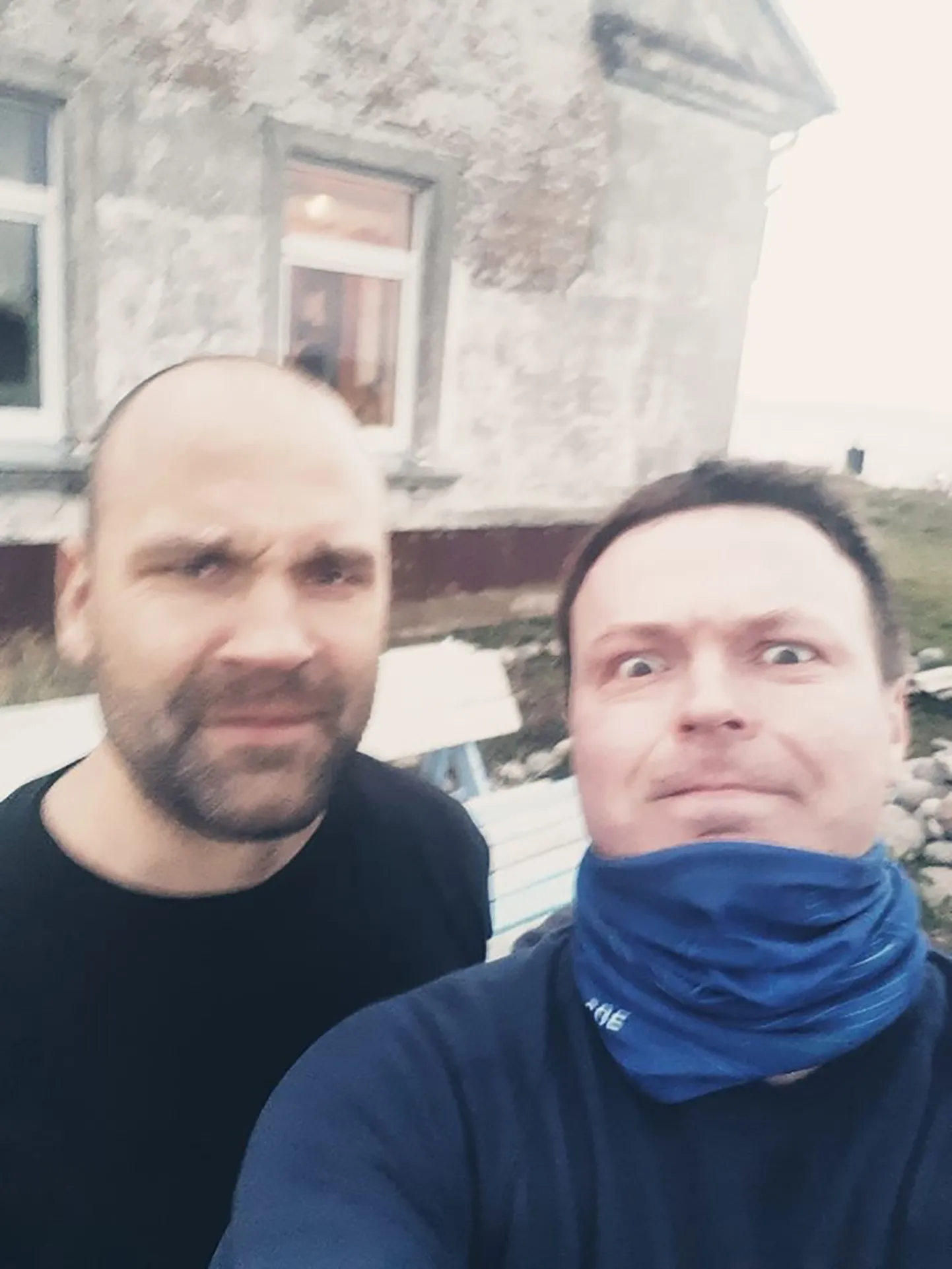 Ainus fotojäädvustus Rauno Viitmanni (vasakul) nädalasest Keri seiklusest on tehtud sõber Martti telefoniga.