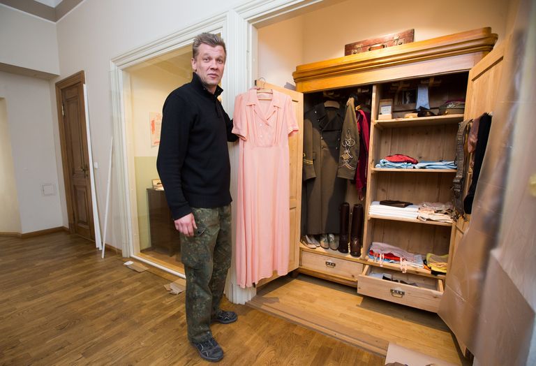 Eesti ohvitseri ja tema abikaasa riidekapp, mistõttu on näha ka naisteriideid ja -pesu. 1930ndad. Viimaseid detaile sätib Margus Sinimets.