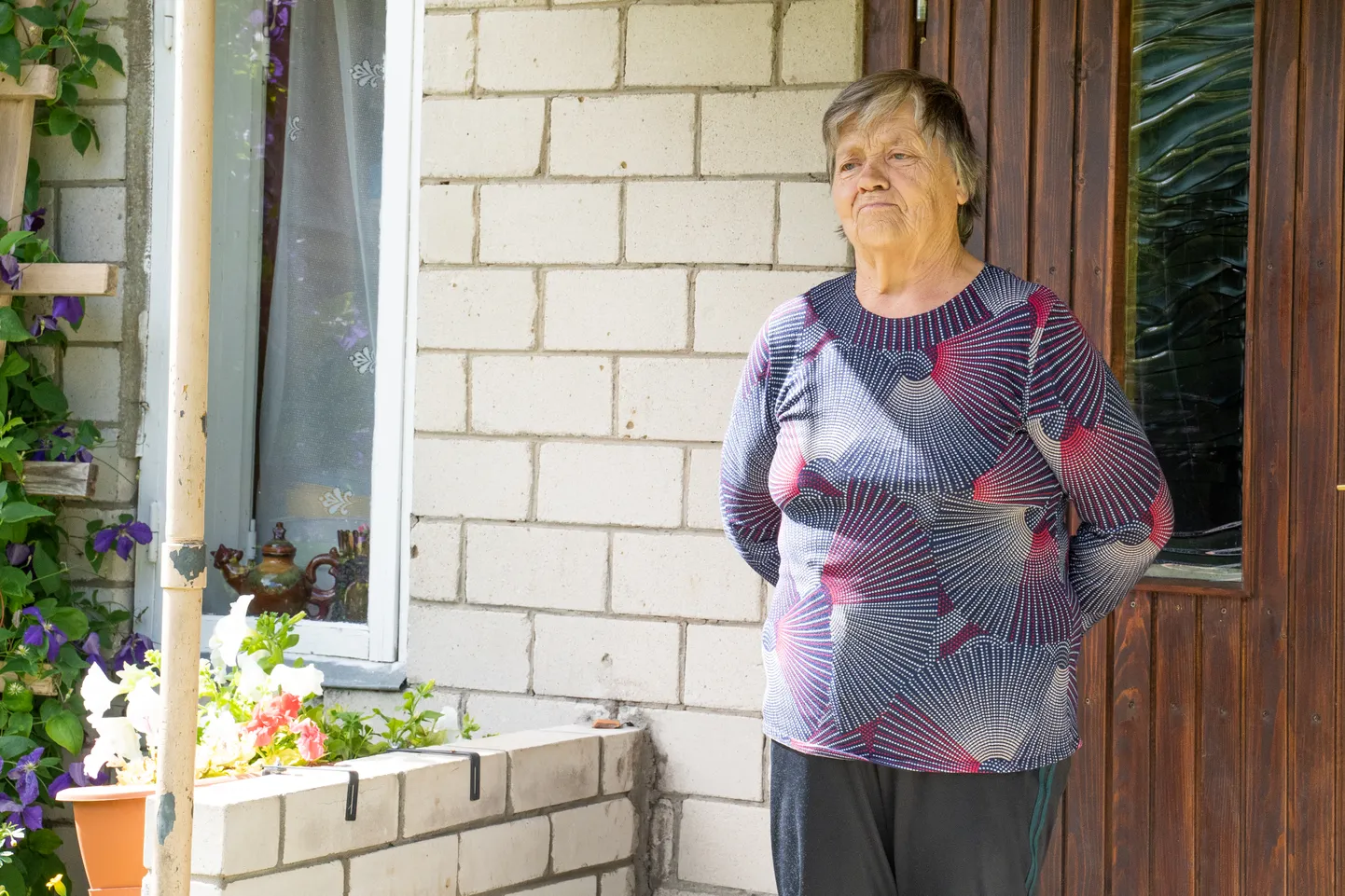 Piila küla elanik Maie Pinnat ütleb, et pesupäeva tuleb hoolega valida ja vaadata, kustpoolt tuul puhub ja kas traktorid on põllu peal.