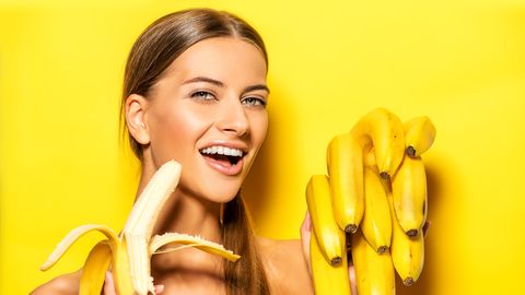 Люди неправильно едят бананы: ученые рассказали, что делать с волокнами при очистке плода