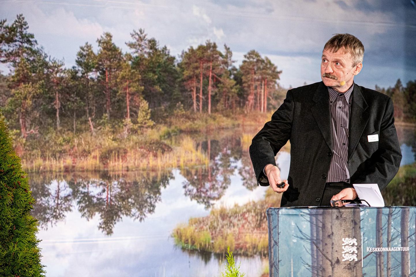 Keskkonnaagentuuri juhtspetsialist Enn Pärt käsitles Pärnus konverentsil metsakorralduse tähtsust ­Eesti metsanduses.