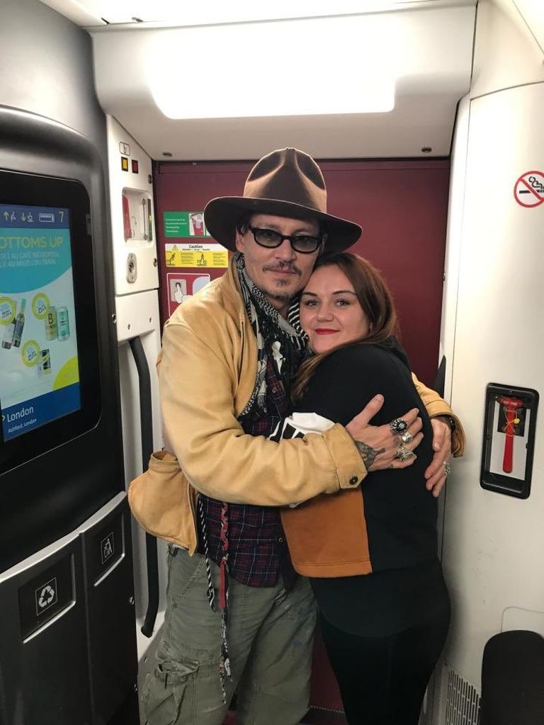 Johnny Depp kallistamas Roxanne Kingi