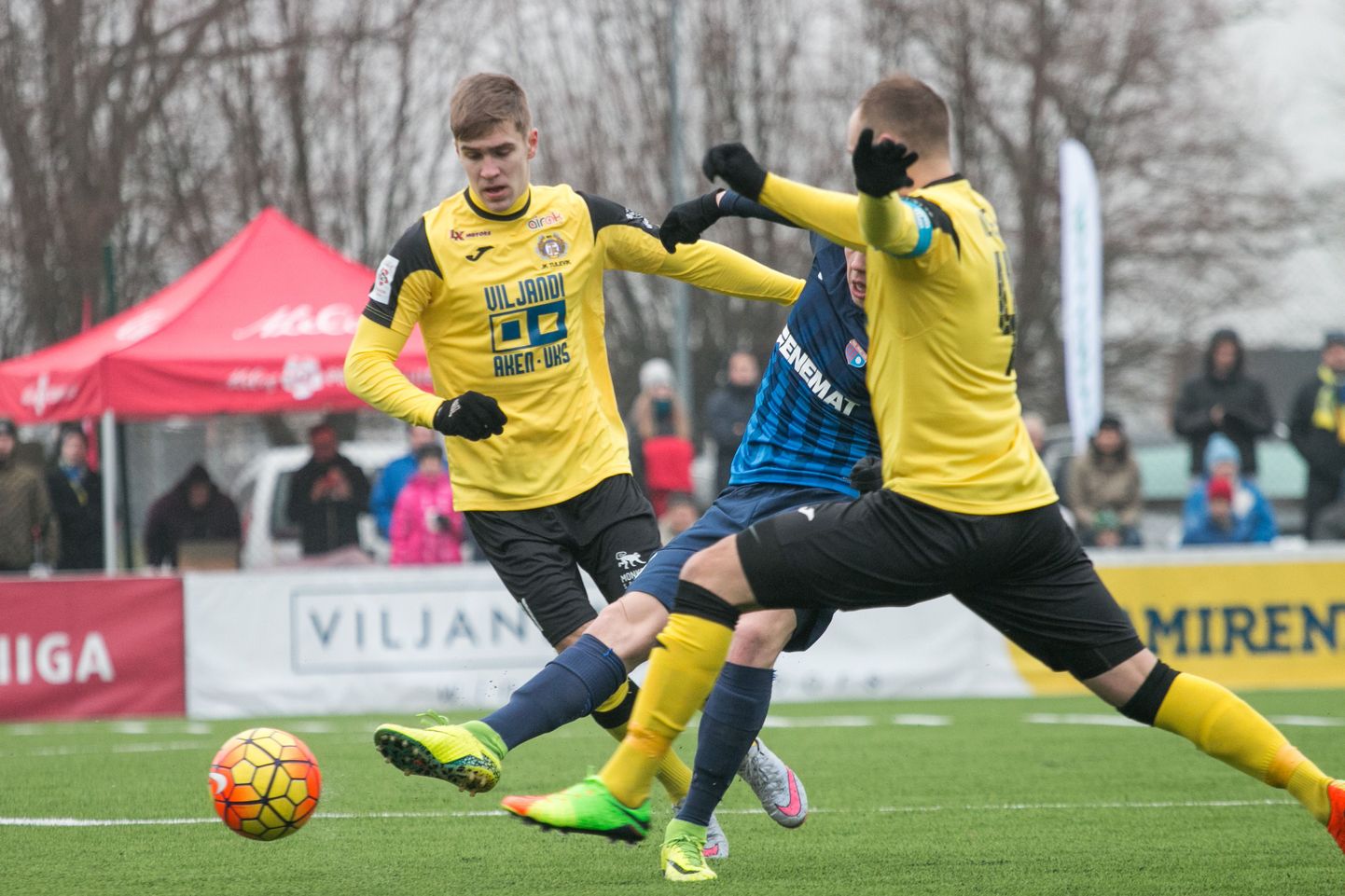 Viljandis kohtusid Premium-liiga mängus Viljandi JK Tulevik (kollases särgis)ja Paide Linnameeskond.