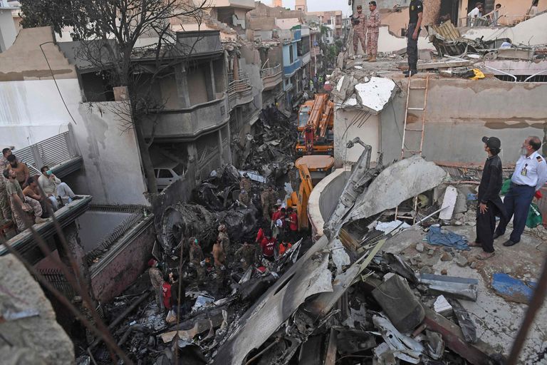Karachi elurajooni kukkunud Pakistani reisilennuki rusudest otsisid ellujäänuid nii sõdurid kui ka vabatahtlikud.