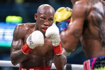 Yordenis Ugas (vasakul) ja Errol Spence tiitlimatš.