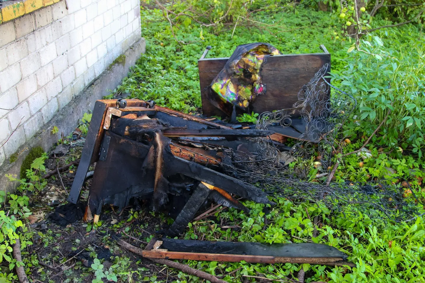 Pühapäeva viimastel tundidel kutsuti päästjad summutama põlengut Sindis Pärnu maanteel.