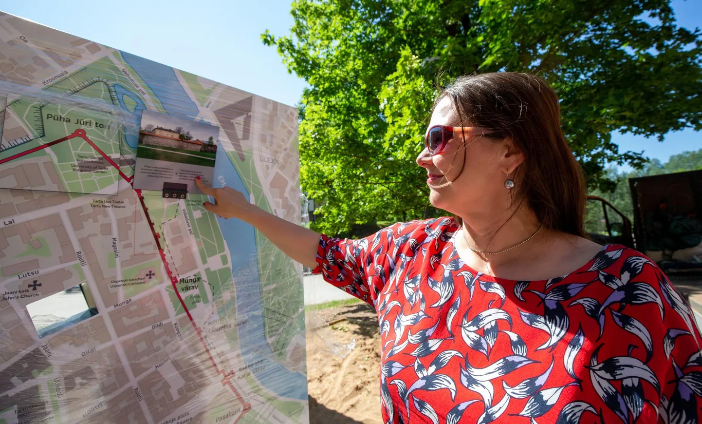 Tartu rikas ajalugu avab end paremini, kui oskad vaadata, ütleb linna kindlustuste kaarti näitav Tartu ülikooli muuseumi direktor Mariann Raisma.