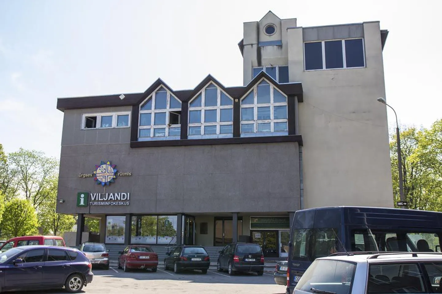Rahandusministeerium püstitas hiljuti küsimuse, mis pani Viljandi vallaks liituvate omavalitsuste praegused juhid kahtlema, kas Vabaduse platsi ääres asuv ametite maja on vallamajaks ikka parim, ning kaalutakse taas ka teisi variante.