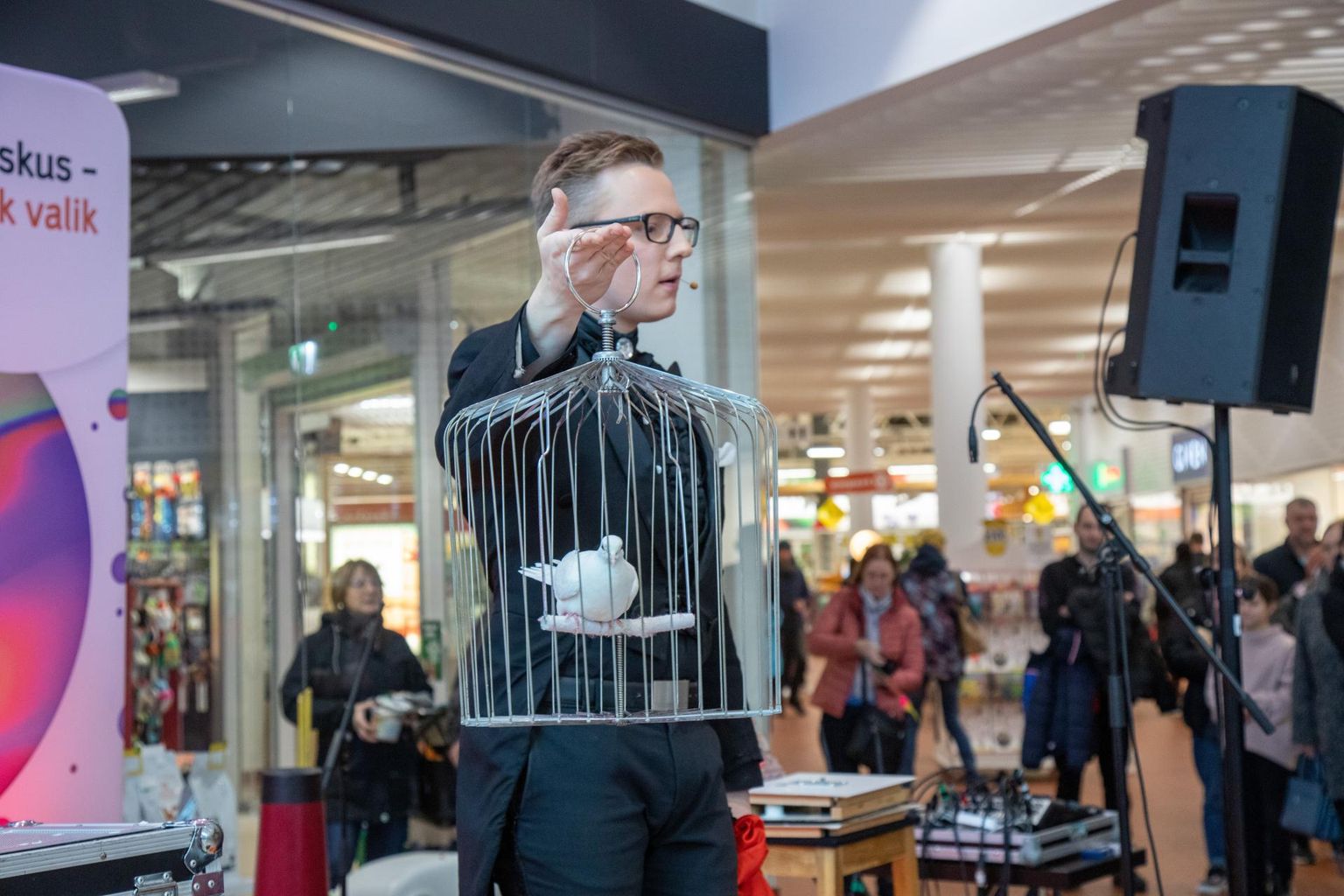 Uku keskuse sünnipäeval trikitas ostlejaid mustkunstnik Fred-Erik Johanson.