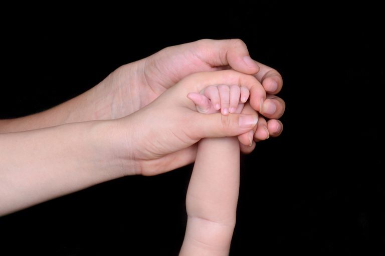 Isa, ema ja lapse käsi. Pilt on illustreeriv