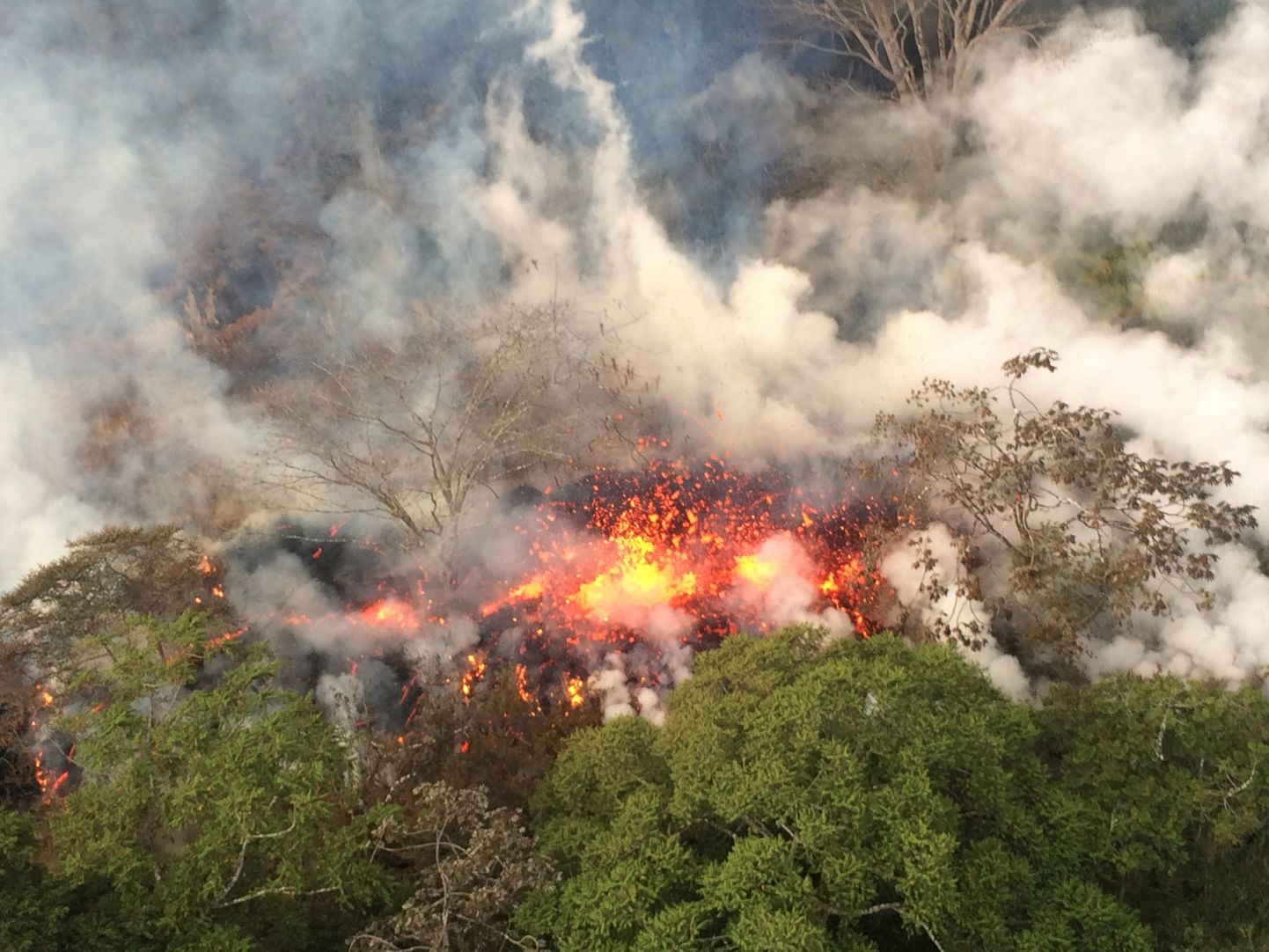 Hawaii suursaare Kilauea vulkaan tekitab maa sisse mürgist auru väljastavaid lõhesid ja paistab õhu laavat ja tuhasambaid.
