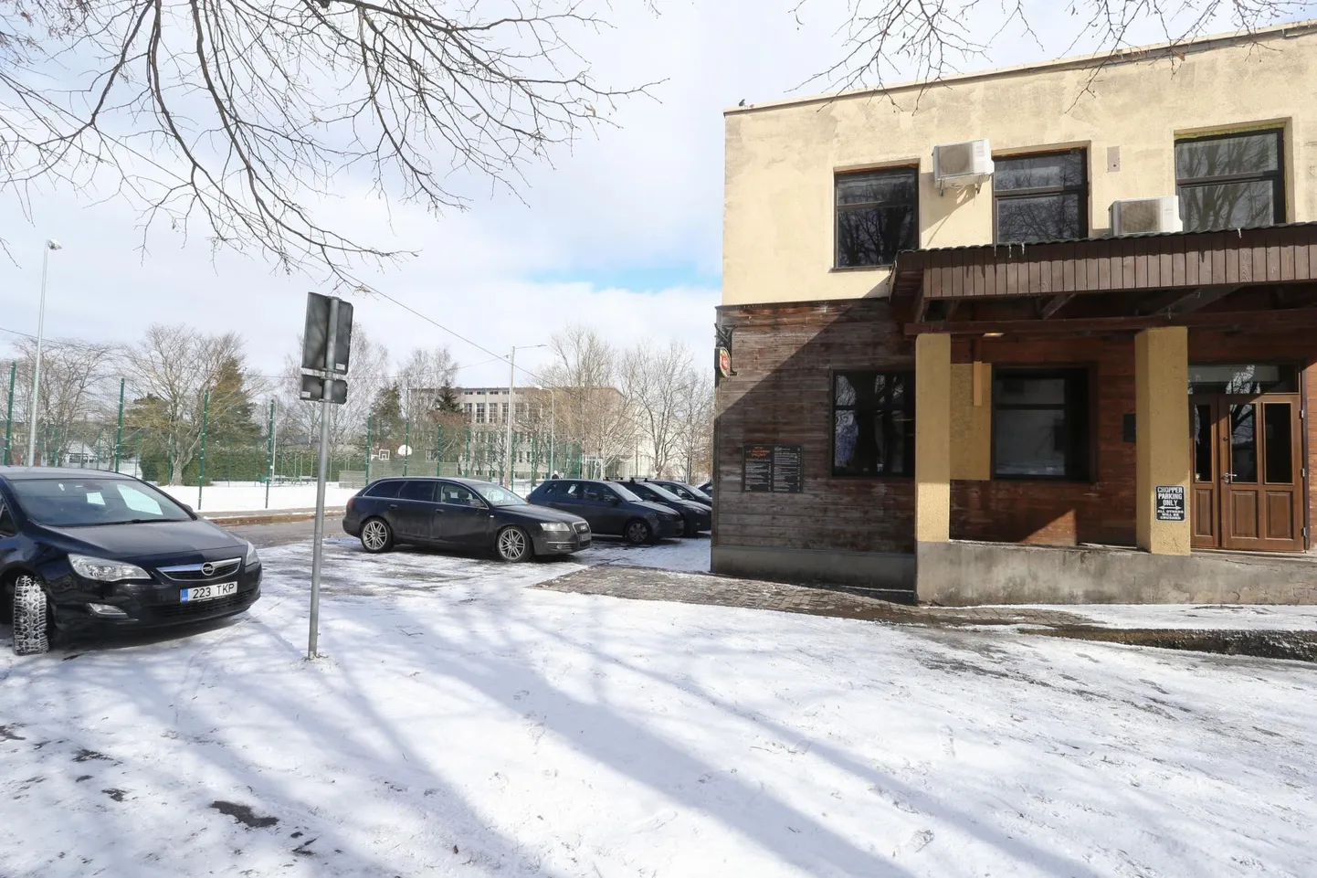 Pubi 6teist Kannu asub taustal olevast Tamme koolist kiviviske kaugusel. Pubiga samas majas, aadressil Suur kaar 53, alustavad 1. septembrist õppimist kooli 1. klassi õpilased.