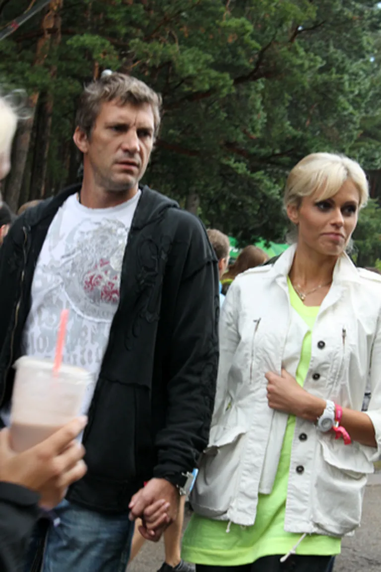 Festivālā "Positivus" Sandis Ozoliņš un Agnese Vārpiņa pastaigājās mīļi sadevušies rokās