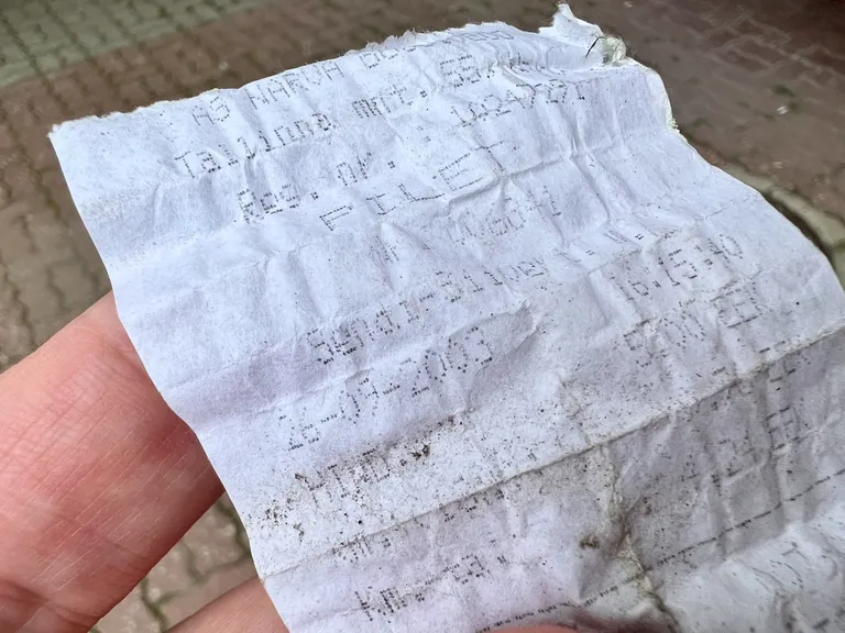 Старый пятикроновый автобусный билет двадцатилетней давности, обнаруженный под демонтированной табличкой Нарвского горсобрания.