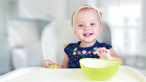 Üheaastane laps sööb lusikast ja joob ilusti tassist. Üheaastane laps sööb lusikast ja joob ilusti tassist.