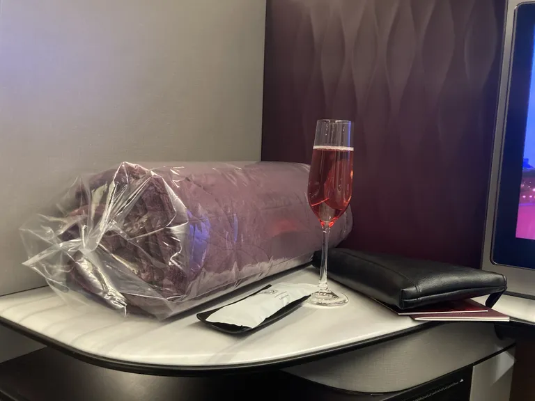 Lennureisi mugavaks muutmiseks pakutakse tekke, patju, Qatar Airwaysi kirjadega T-särke ja koguni pidžaamapükse.