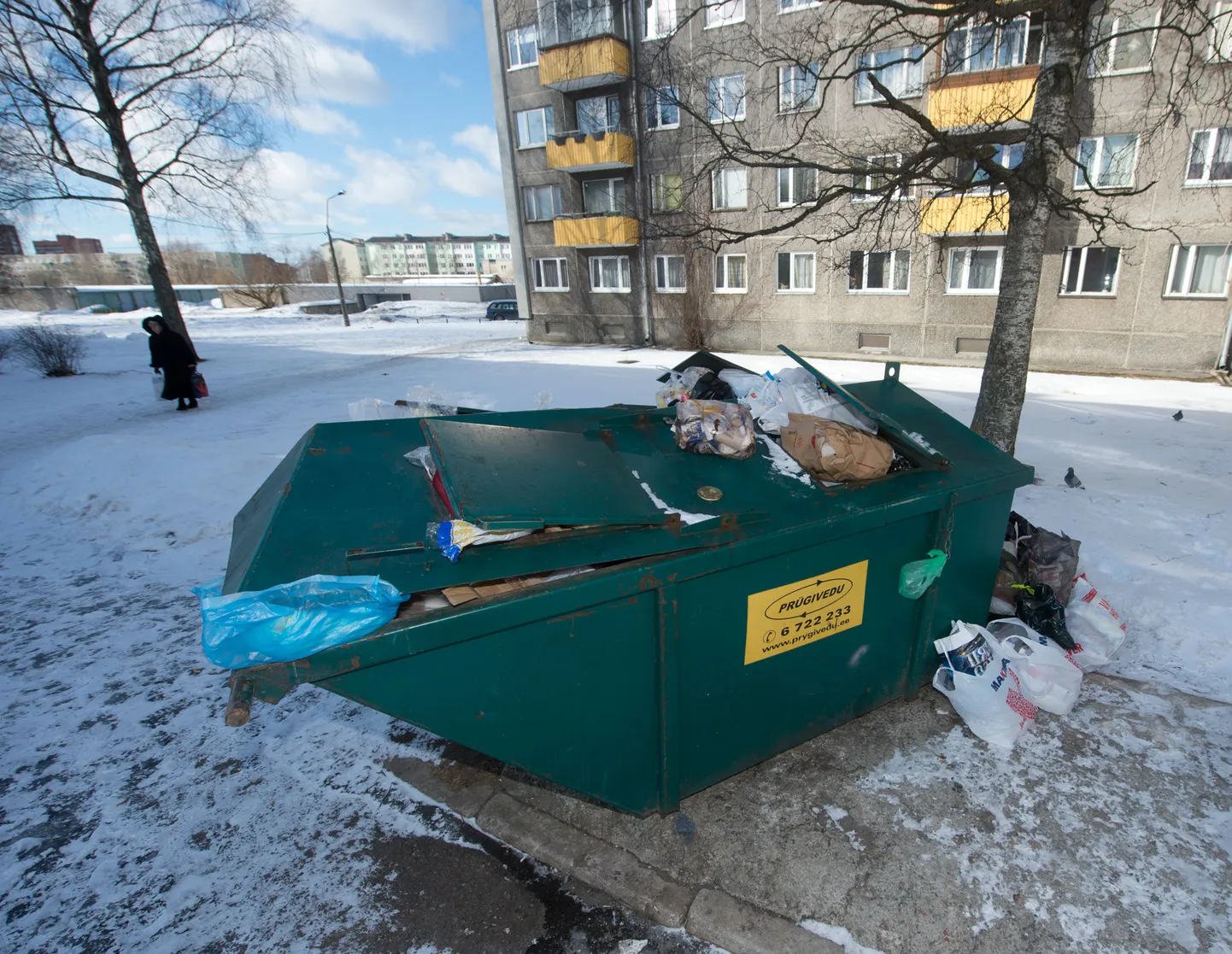 TLMPM03: PRÜGI :TALLINN, EESTI, 09MAR13.
Tühjendamata prügikonteinerid Sõle tänava ümbruses.
mm/Foto MIHKEL MARIPUU/POSTIMEES