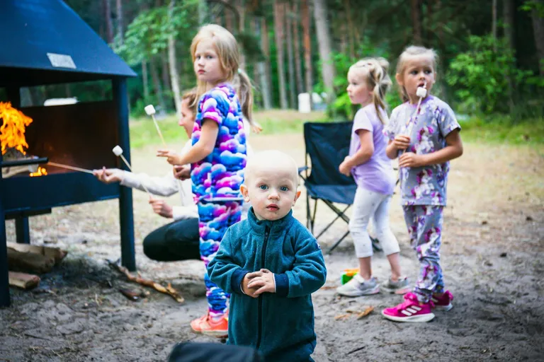 Teist aastat veetsid Lemmel aega kolm Raplamaalt pärit õde peredega, kaasas ühtekokku seitse last. Lastega telgis ööbimine pole ühe pereisa sõnutsi ebamugav, sest kohapeal on kõik olemas: vesi, vetsud, rand.  “Laste pärast saabki pigem siia tuldud. Nad magavad hästi,” avaldas ta.
Nõndaviisi telgiga rännates tema hinnangul raha kokku ei hoia, sest vaja on osta nii telkimisvarustus kui söök. Pigem on telkimine vaheldus.