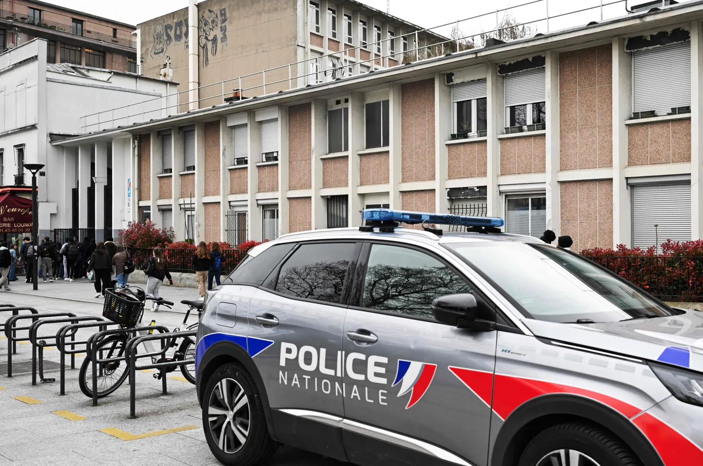 Politsei Raveli keskkooli ees Pariisis, märtsis 2024. a.