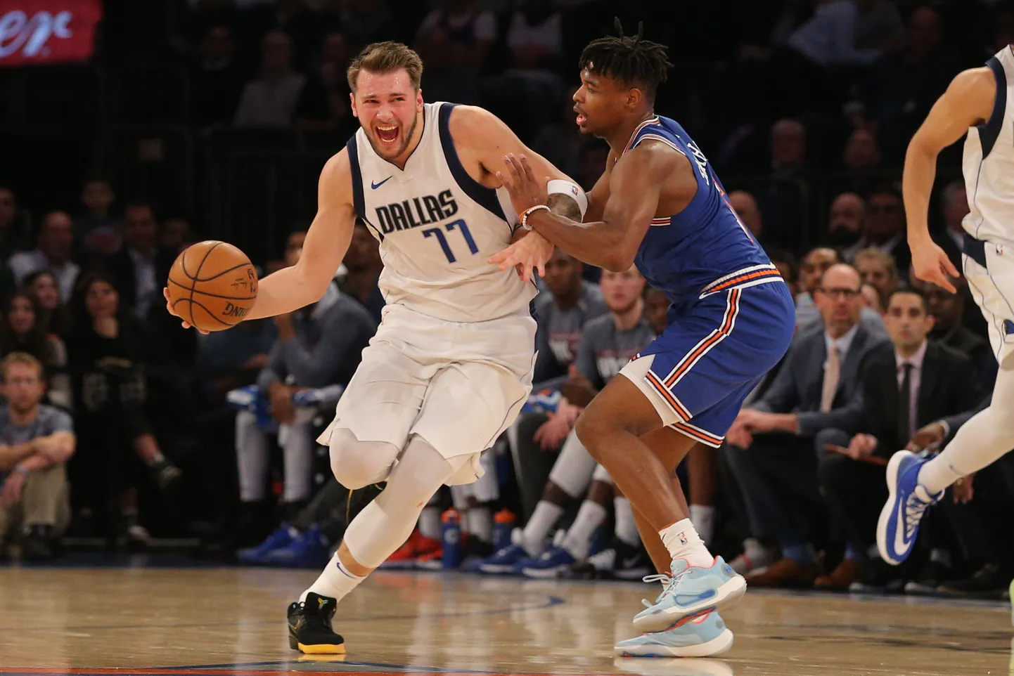 Dallas Mavericks punktimasinale Luka Doncicile (77)  ei valmistanud erilisi raskusi New Yorgi kaitsemängijast Dennis Smith juuniorist (5) mööda mängida.