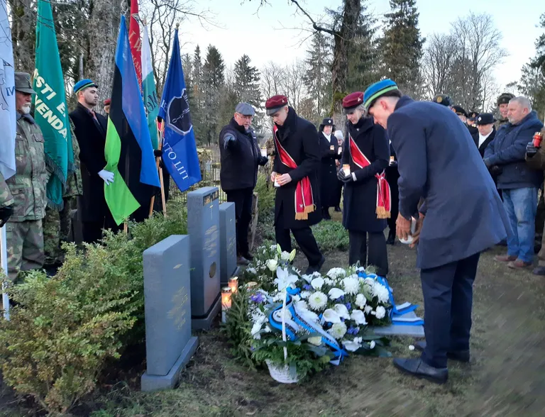 Õigusteadlane Jüri Uluots oli korporatsiooni Rotaria liige. Rotaria esindaja ja Jakob Westholmi gümnaasiumi õpilased asetasid riigimehe kalmule mälestusküünlad.