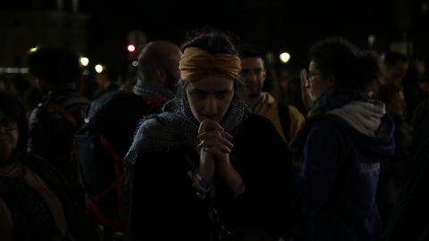 Fotod: inimesed kogunesid Saint-Micheli purskkaevu juurde laulma ja palvetama