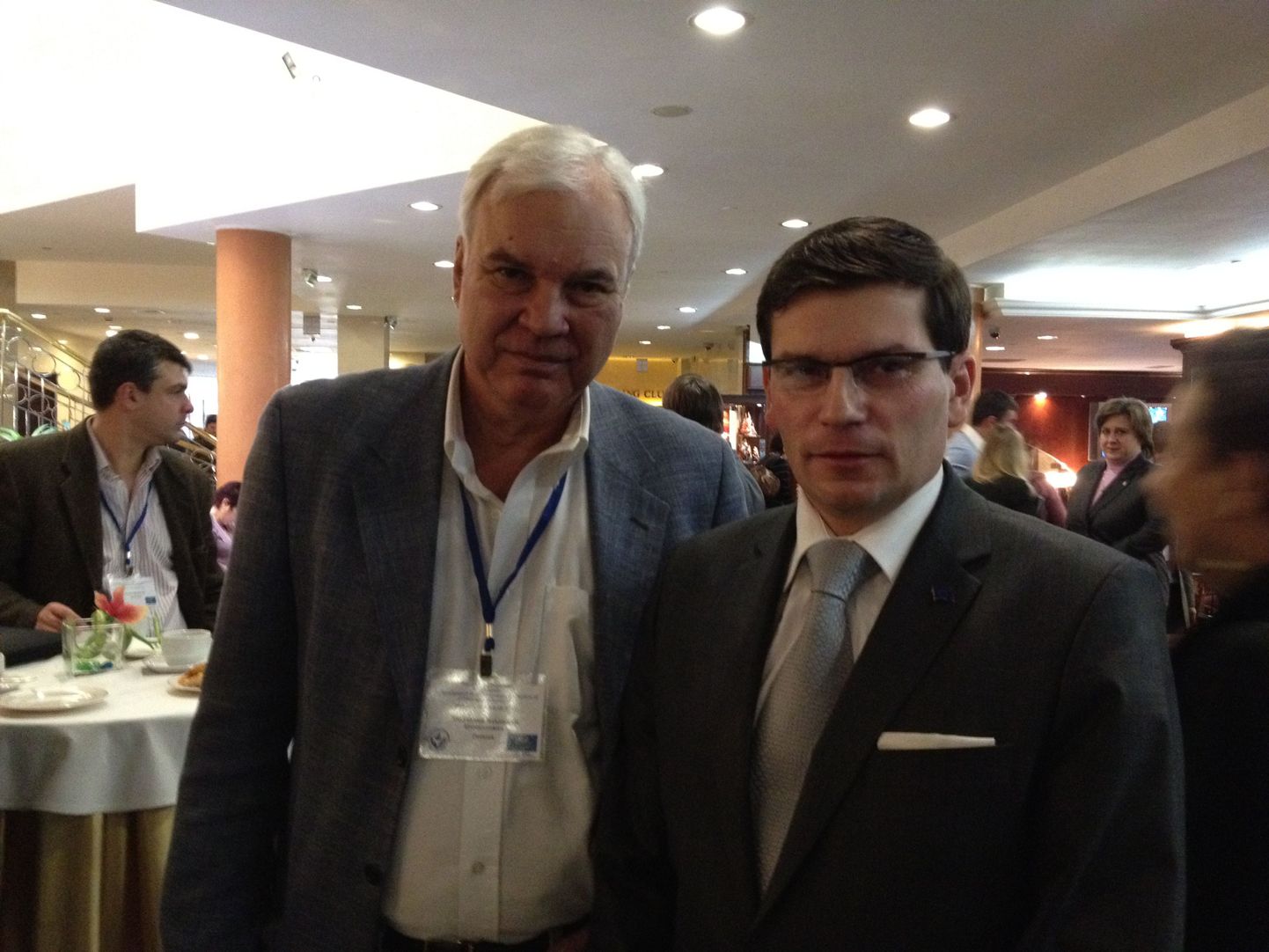 Владимир Молчанов (слева) и Макс Каур на конференции в Москве.