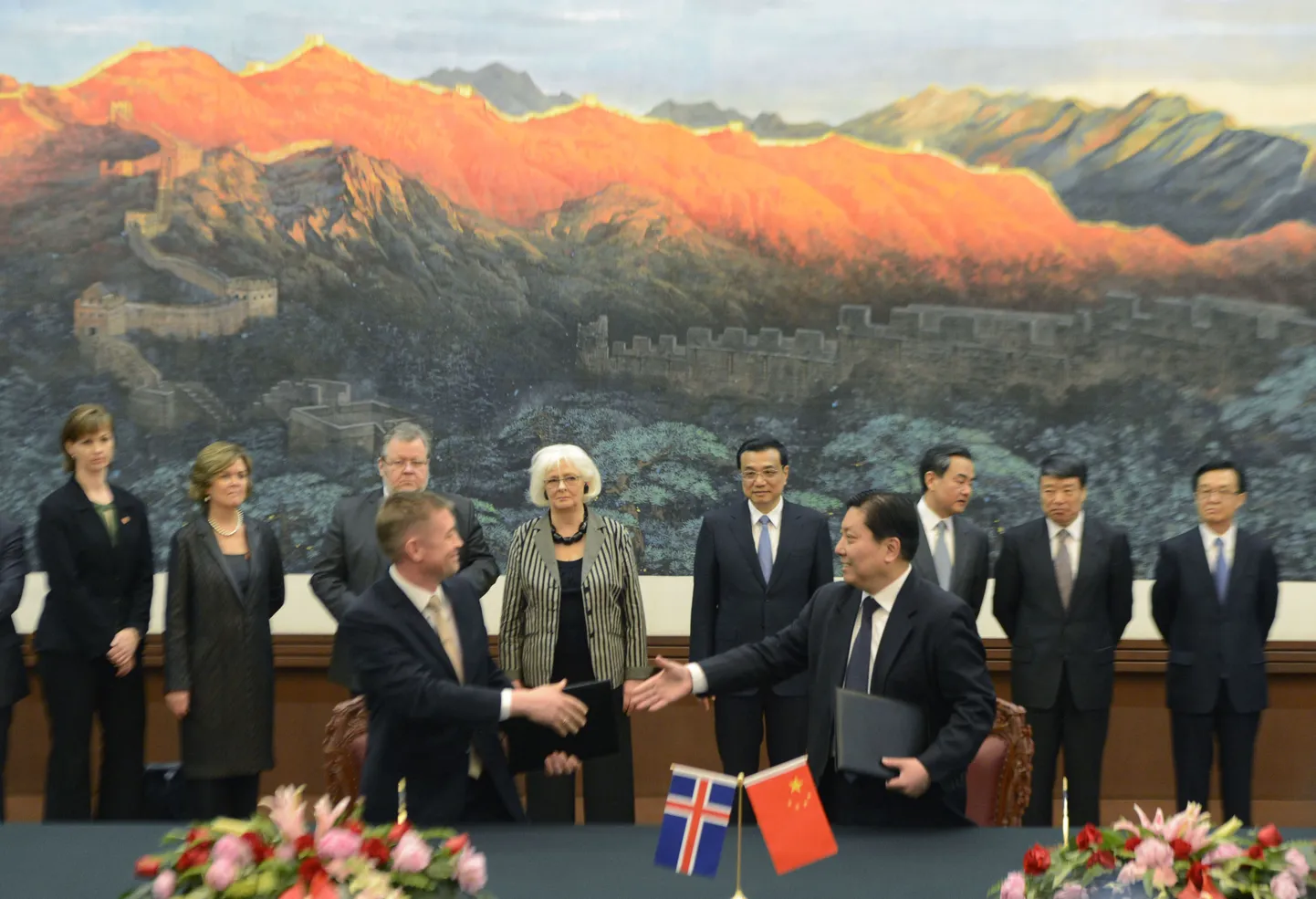 Hiina ja Islandi peaministrid allkirjastamistseremoonial Suurel Hiina müüril. (Jóhanna Sigurðardóttiri taga keskel vasakul ning Li Kwquiang paremal)
