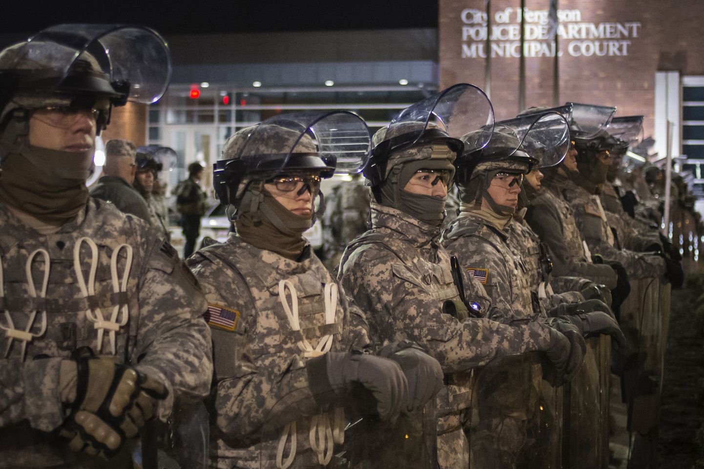 Rahvuskaardi liikmed kaitsmas Fergusoni politseimaja vägivallatsejate eest 28. novembril.