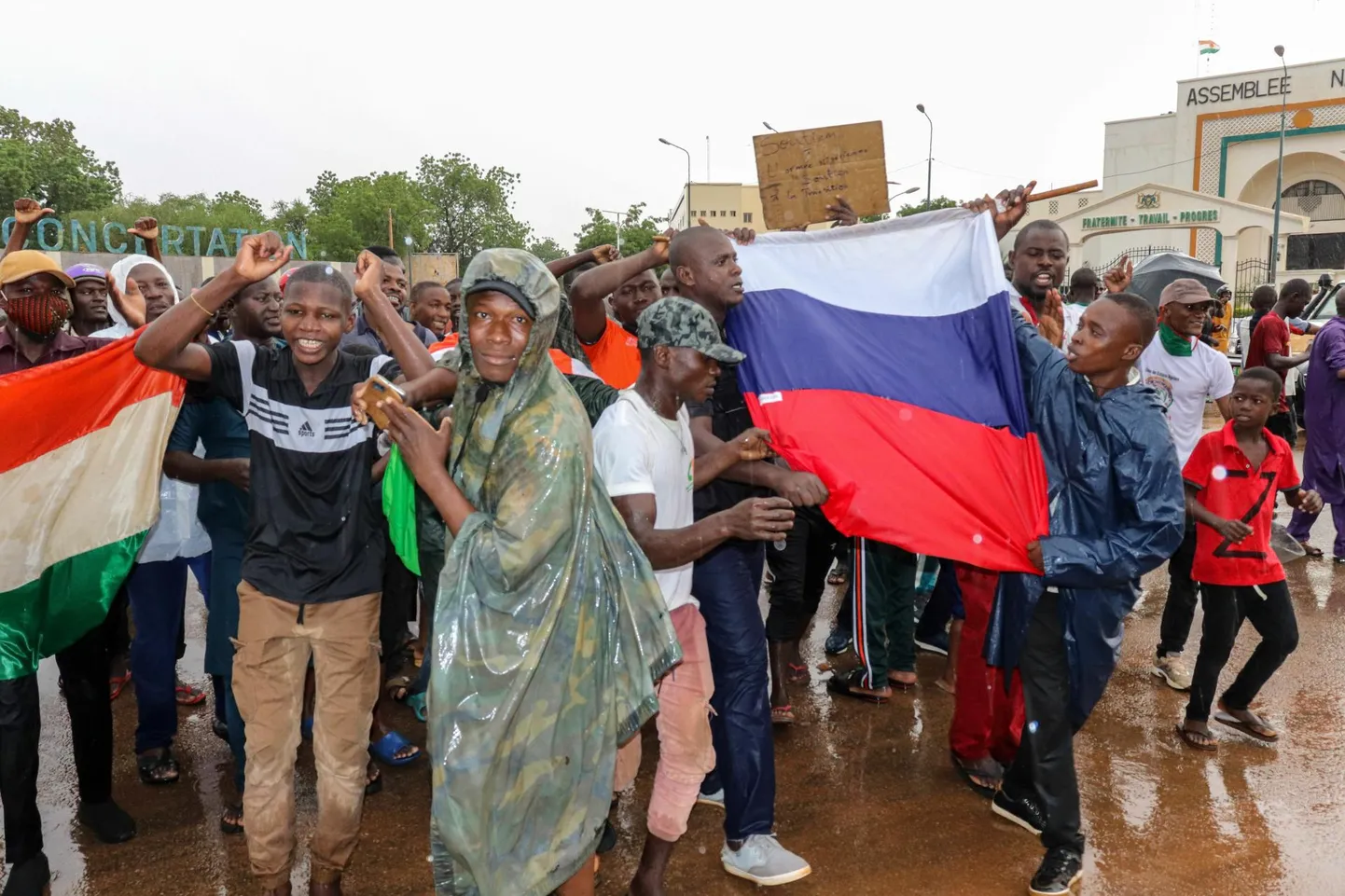 Vene lippu lehvitavad sõjaväelise riigipöörde toetajad eile Nigeri parlamendi juures pealinnas Niameys.