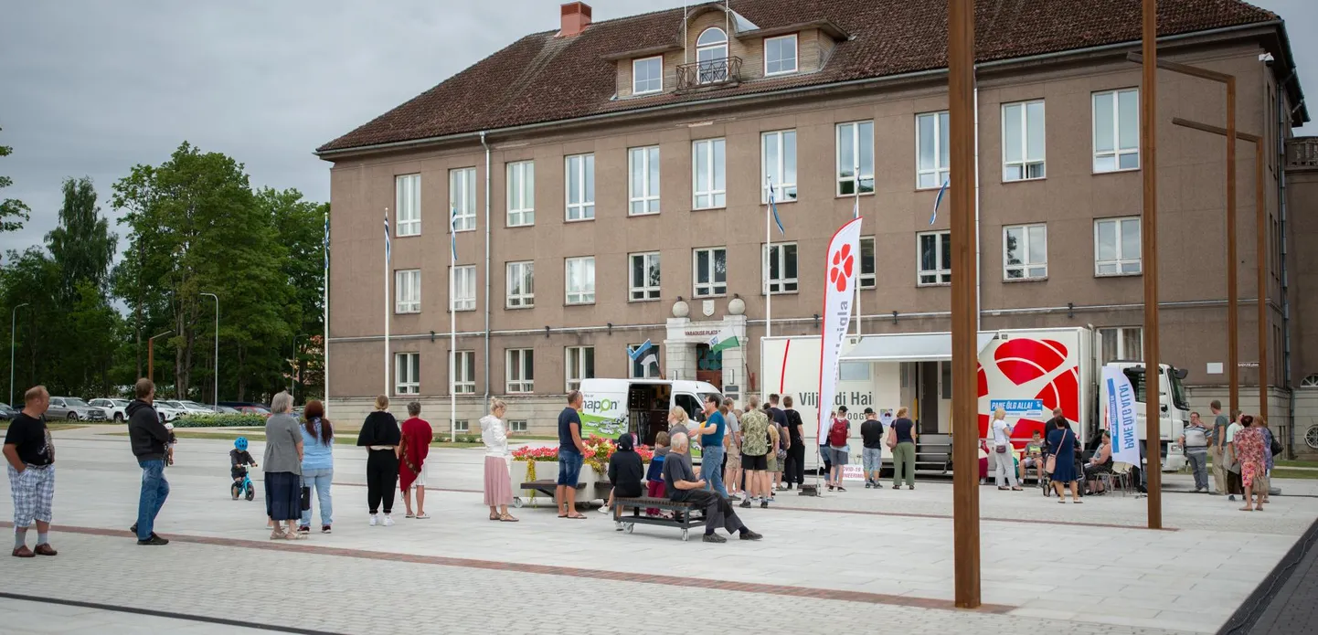 Covid-19 vaktsineerimisbuss Viljandi Vabaduse platsil.
