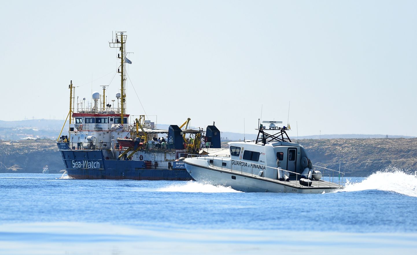 Migrante vedanud heategevusalus Sea-Watch 3 jõudis täna Lampedusa saareni.