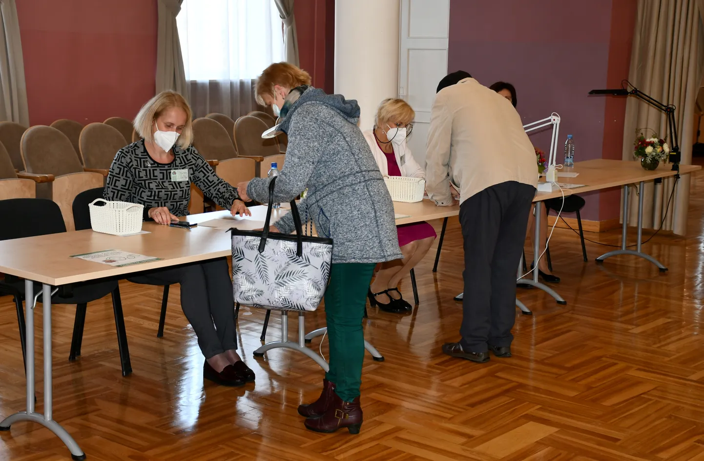 Varakļānu pašvaldības vēlēšanas 657. vēlēšanu iecirknī Varakļānu kultūras namā.