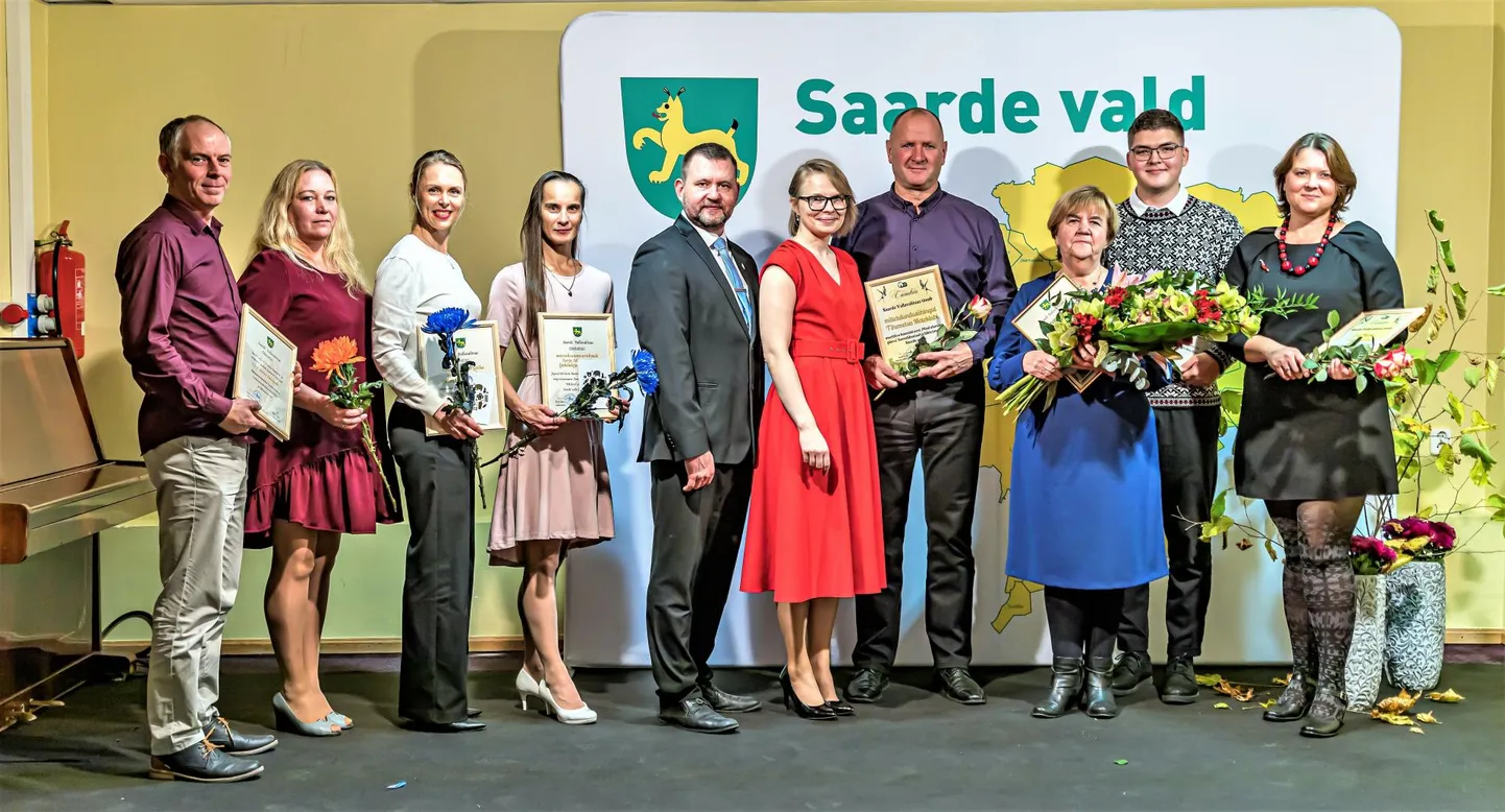 Saarde valla sünnipäevapeol Kilingi-Nõmme klubis anti üle valla autasud ja tänukirjad ettevõtlikele ning tegevusega silmapaistnutele, kes kogunesid ühispildile.