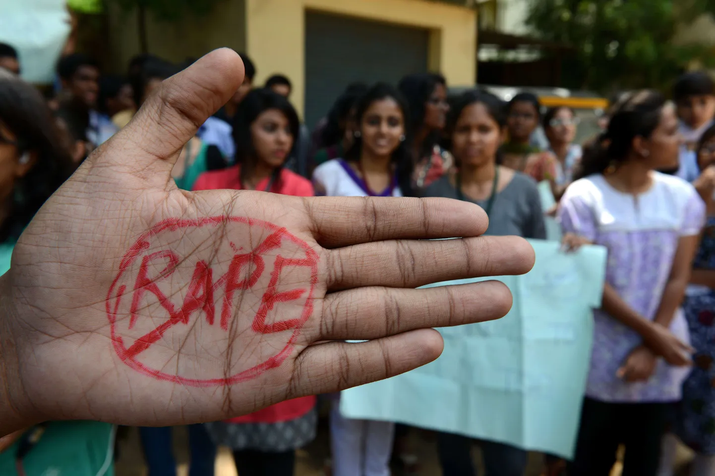 Indias leiti grupivägistamise ohvriks langenud tüdrukud puu otsa pooduna. Fotol vägistamisvastane protest Indias