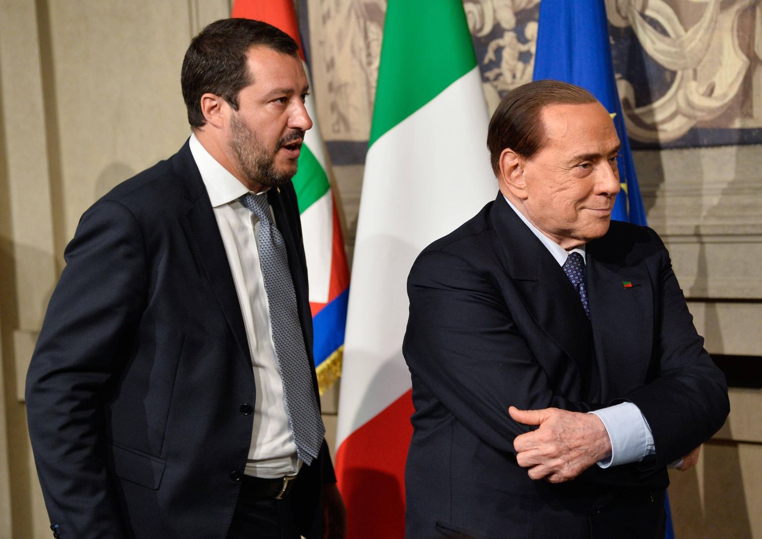 Silvio Berlusconi (paremal) teatas, et ei takista oma liitlasel Matteo Salvinil (vasakul) valitsuse moodustamist populistliku Viie Tähe Liikumisega.
