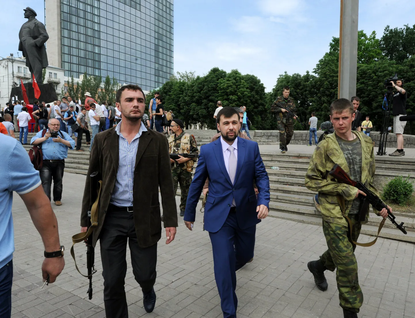 Kremli-meelsed separatistid kaitsmas Deniss Pušilinit, Donetski separatistide juhti