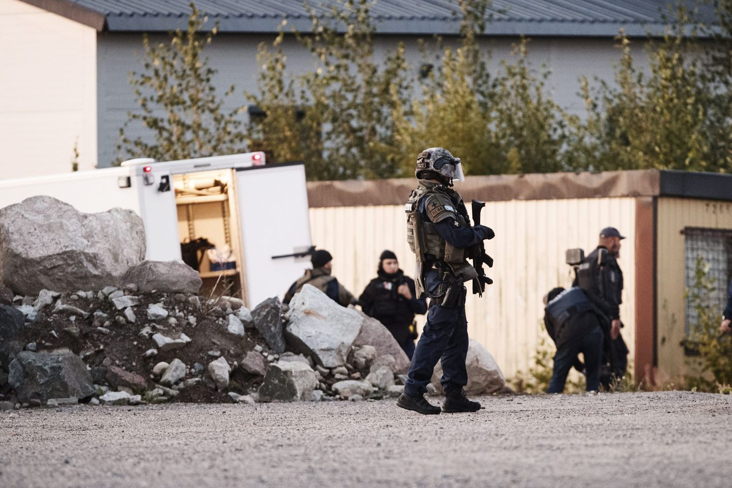 Politseinikud uurimas Porvoos sündmuskohta, kus kaks politseinikku ööl vastu pühapäeva tulistamises haavata said.