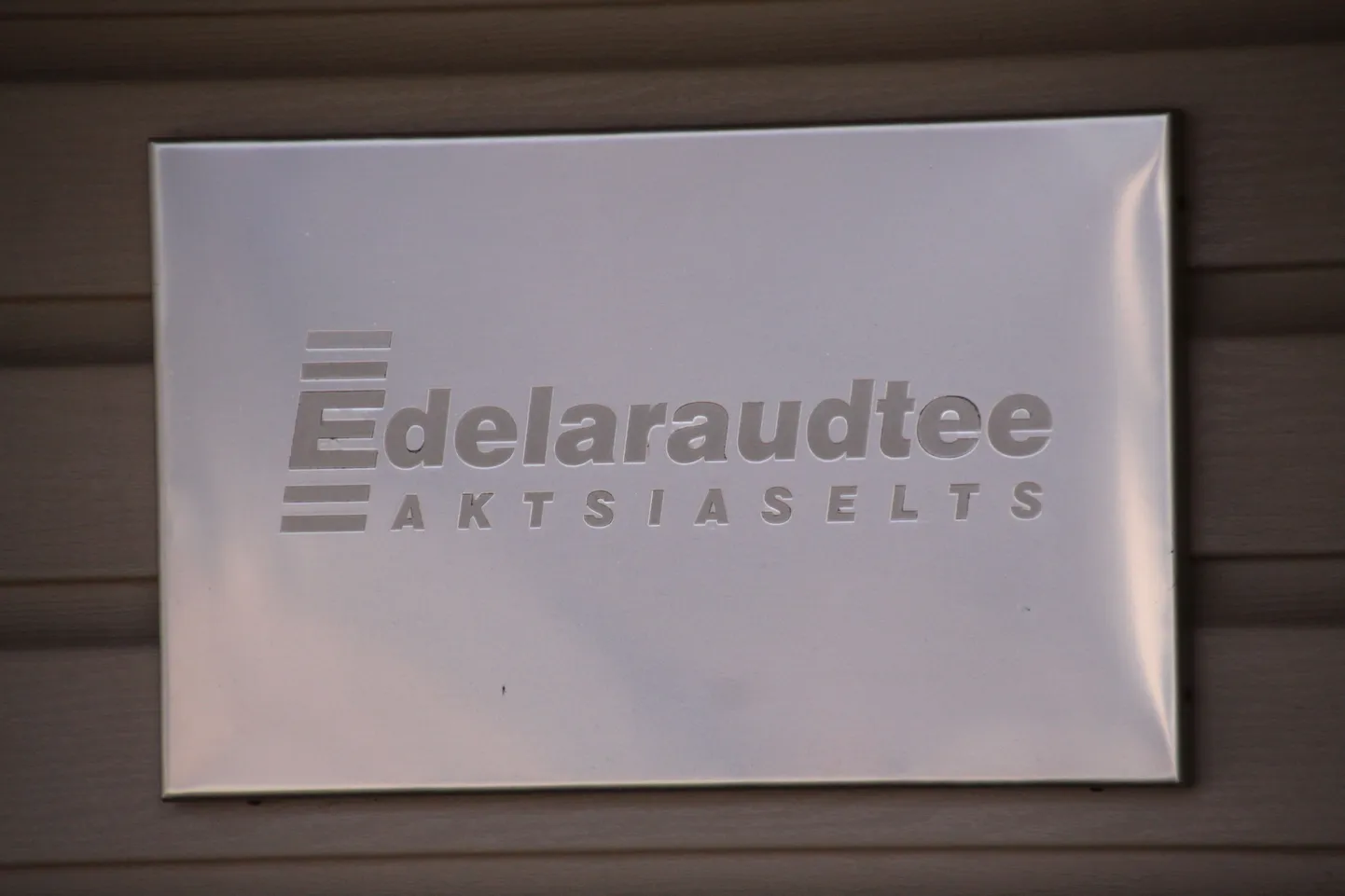 Edelaraudtee.