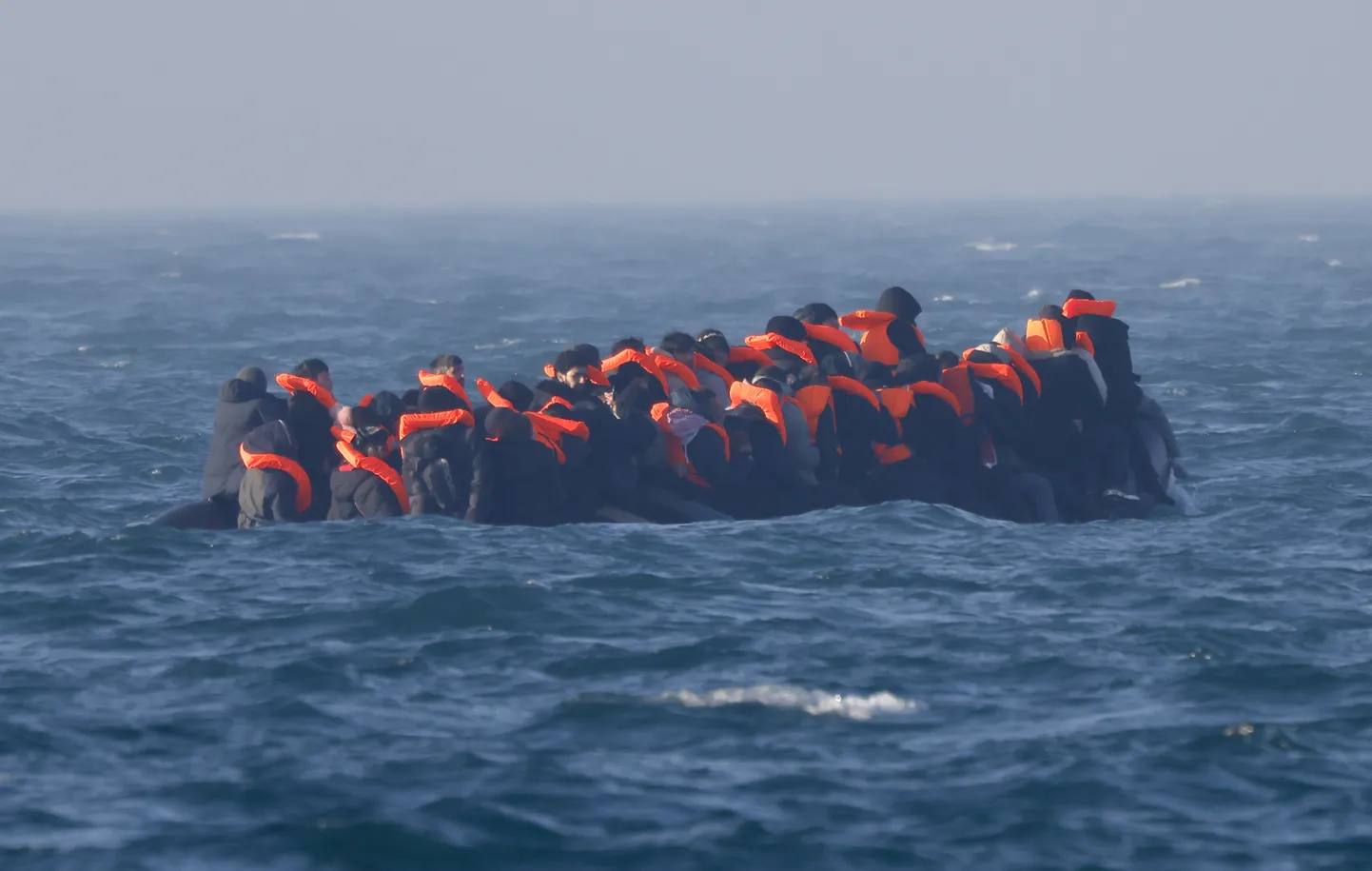 Kummipaadiga üle La Manche’i väina Prantsusmaalt Ühendkuningriiki jõuda üritavad migrandid.